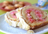 Hawai-Rolle mit Ananas, Kokos und Maraschinokirsche