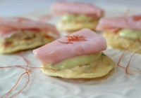 Maispfannküchlein mit Guacamole und Schinken