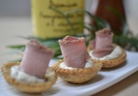 Mohntortelett mit Roastbeefröllchen