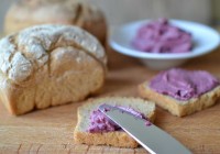 Selbstgebackenes Bauernbrot mit Rotwein-Apfel-Aufstrich