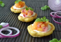 Maispfannküchlein mit pikanter Mangosalsa