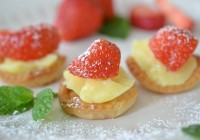 Minitortelett mit Vanillecreme und Erdbeere