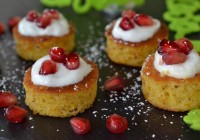 Orangenküchlein mit griechischem Joghurt und Granatapfel