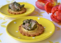 Rinderfilet mit Salsa verde auf Cracker