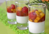 Vanillecreme mit Mango und Himbeeren in Thai-Sirup
