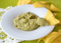Avocado-Kiwi-Dip mit Tortillachips