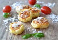 Blätterteigschnecken mit rotem Pesto