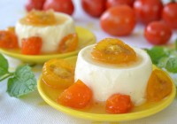Panna Cotta mit geschmorter Kirschtomate in Vanillesirup
