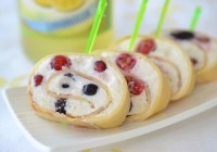 Crepesröllchen mit gemischten Beeren in Limoncello-Ricotta-Creme