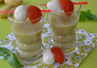 Kartoffel-Basilikum-Süppchen mit Tomate-Mozzarella-Spieß