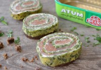 Spinat-Lachs-Roulade auf Pumpernickel