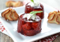 Erdbeeren in Rotweingelee mit Marzipangebäck