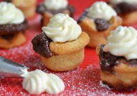 Macadamia-Törtchen mit Schokolade und Vanillesahne