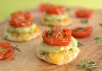 Maispfannküchlein mit Guacamole und geschmorter Kirschtomate