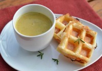 Curry-Linsen-Süppchen mit Lachswaffel