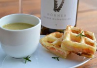 Curry-Linsensuppe mit Lachswaffel, Gelber Muskateller Wein