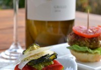 Italienischer Grillo und Millefeuille von gegrilltem Gemüse mit Pistazienpesto und Linsenburger