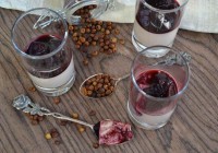 Vanille-Portweincreme mit Birnenkompott in gewürztem Holunderbeersaft