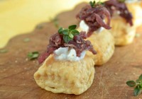 Blätterteigkissen mit Ziegenfrischkäse und Zwiebelconfit