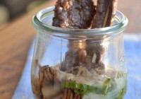 Rindfleisch-Spieße mit gebratenen Nudeln und Erdnusssauce