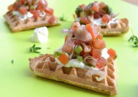 Avocadowaffel mit Tomatensalat