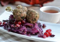 Gewürz-Rotkohl-Granatapfel-Salat mit Hackbällchen und scharfem Dip