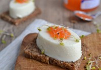 Blumenkohl-Panna Cotta auf Röstbrot mit Forellenkaviar