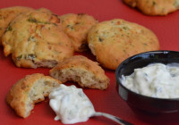 Feta-Oliven Häppchen mit Tzatziki-Dip