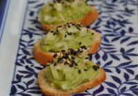 Sushi-Crostini mit Gurke und Avocado